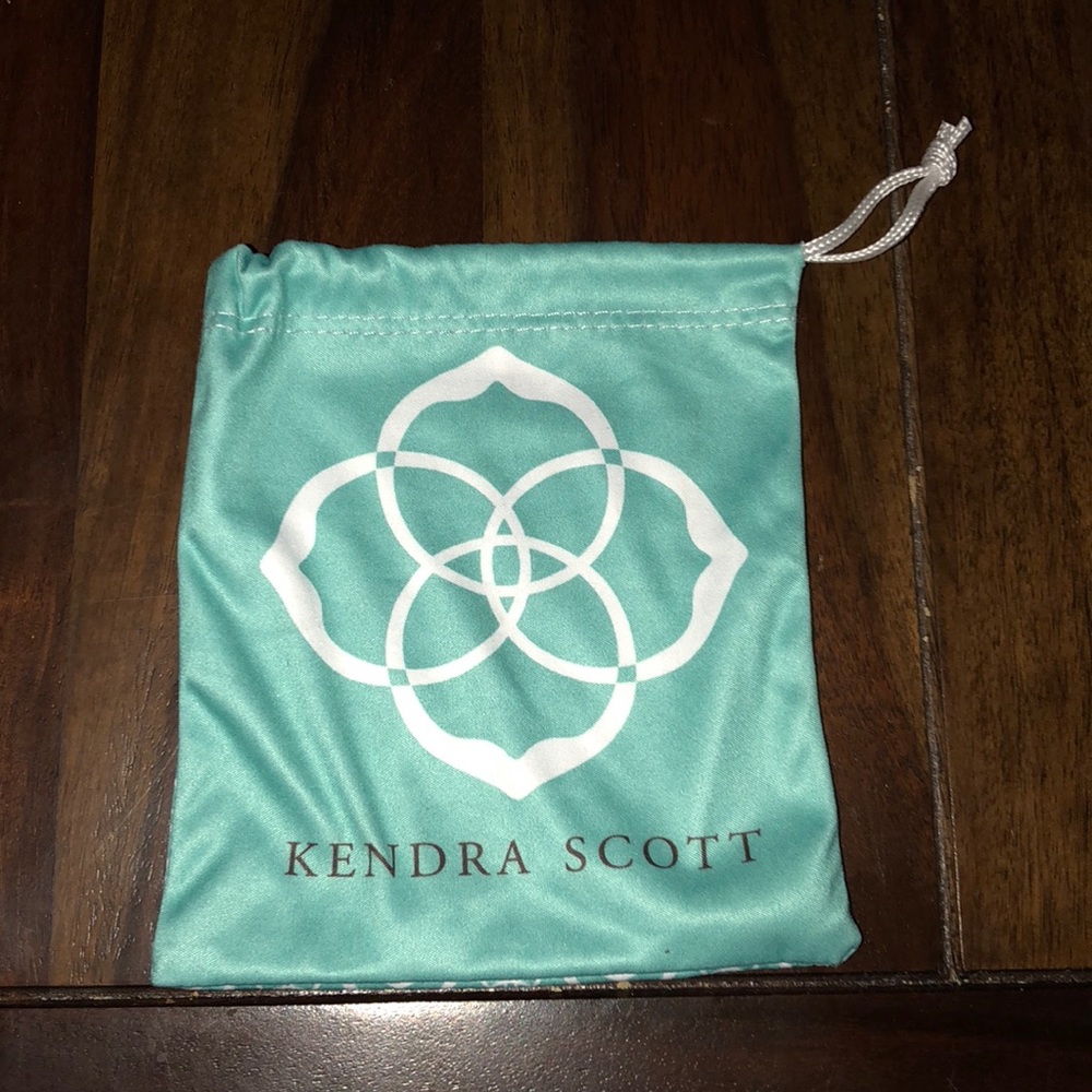 Kendra Scott necklace